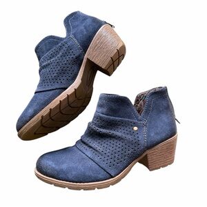 Earth Origina Blue Suede Ankle Boots